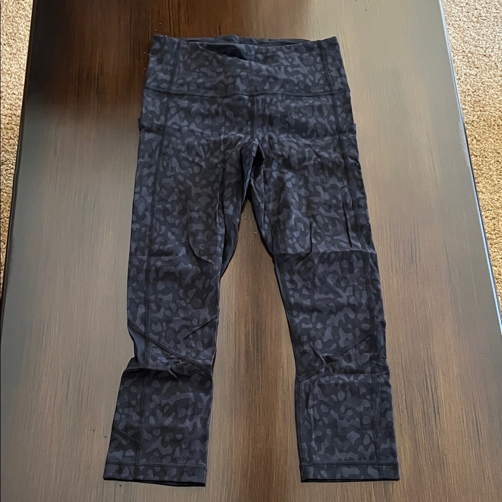 Lululemon Pace Rival Crop Black and Gray Leopard Camo Print Size 4